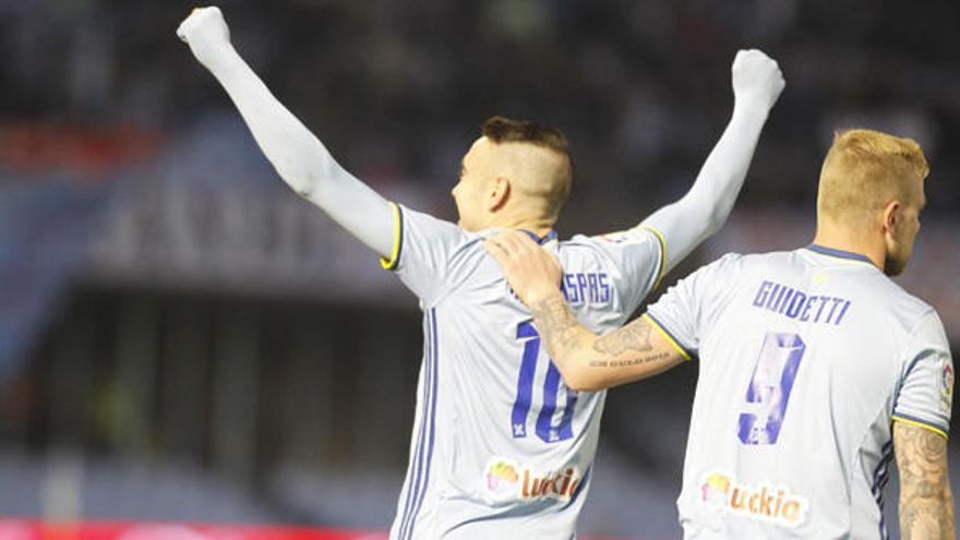 Iago celebra el primer gol del partido junto a Gudietti. // R. Grobas