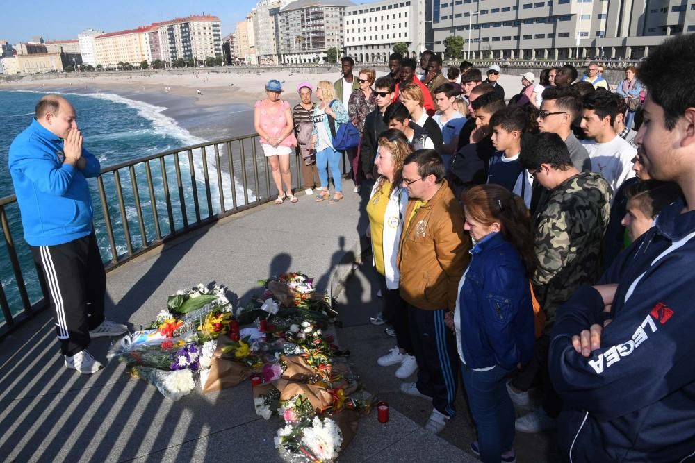 Homenaje en el Orzán al joven ahogado en la playa