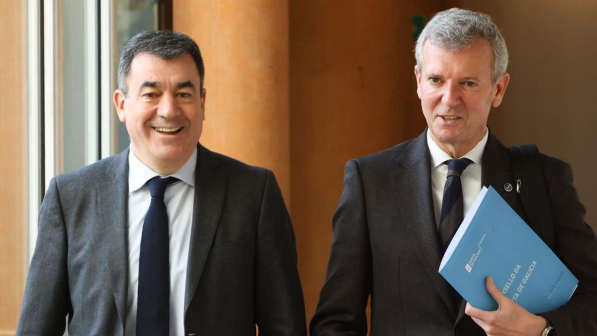El conselleiro de Educación, Román Rodríguez, y el presidente del Gobierno gallego, Alfonso Rueda, en la sede del Ejecutivo autonómicota, en Santiago. | Xoán Álvarez