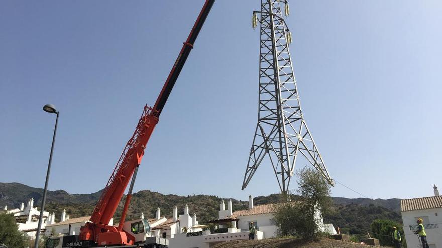 Un operario retira una torre de alta tensión en la zona de Xarblanca