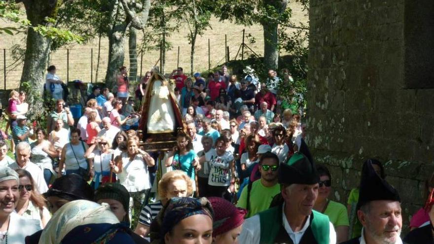 Procesión por el santuario cangués.