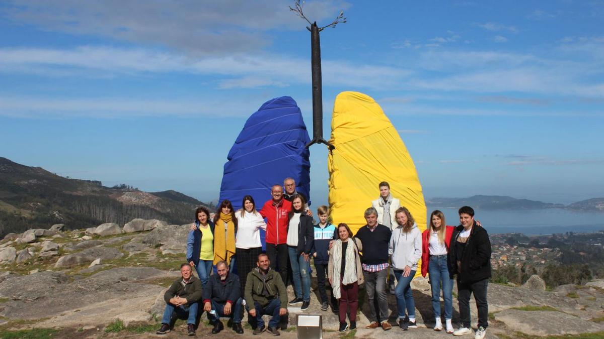 Representantes del Concello  y de Chandebrito, con la bandera ucraniana sobre los populares pulmones.