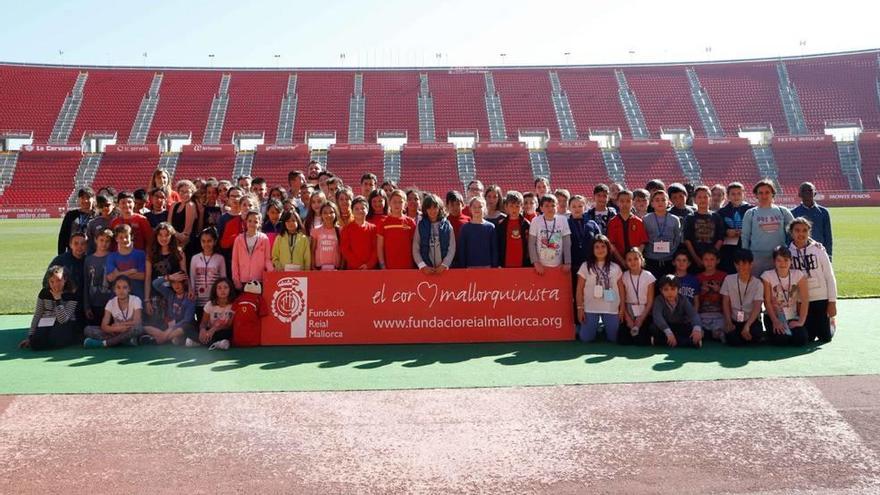 Alumnos del CEIP Miquel Capllonch del Port Pollença, ayer en el Iberostar Estadio.