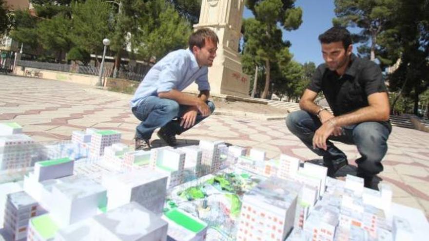 Los dos jóvenes arquitectos posan con su maqueta en la Plaza Castelar.