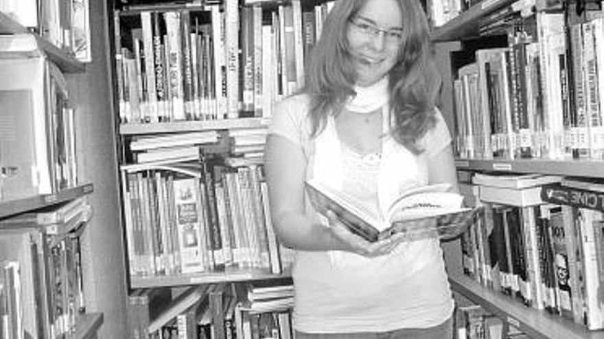 Nadine Messerschmidt, en la biblioteca municipal de Grado.