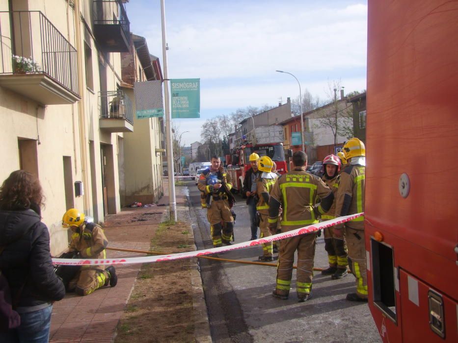 Els efectius d''emergències treballant en l''incendi d''un pis d''Olot