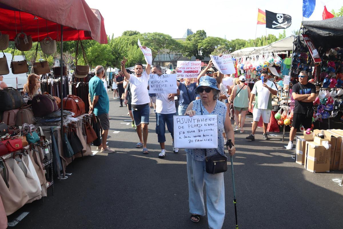 Alguns dels paradistes de Platja d'Aro protesten en ple mercat setmanalen contra de la reducció de llicències que ha aprovat l'ajuntament.