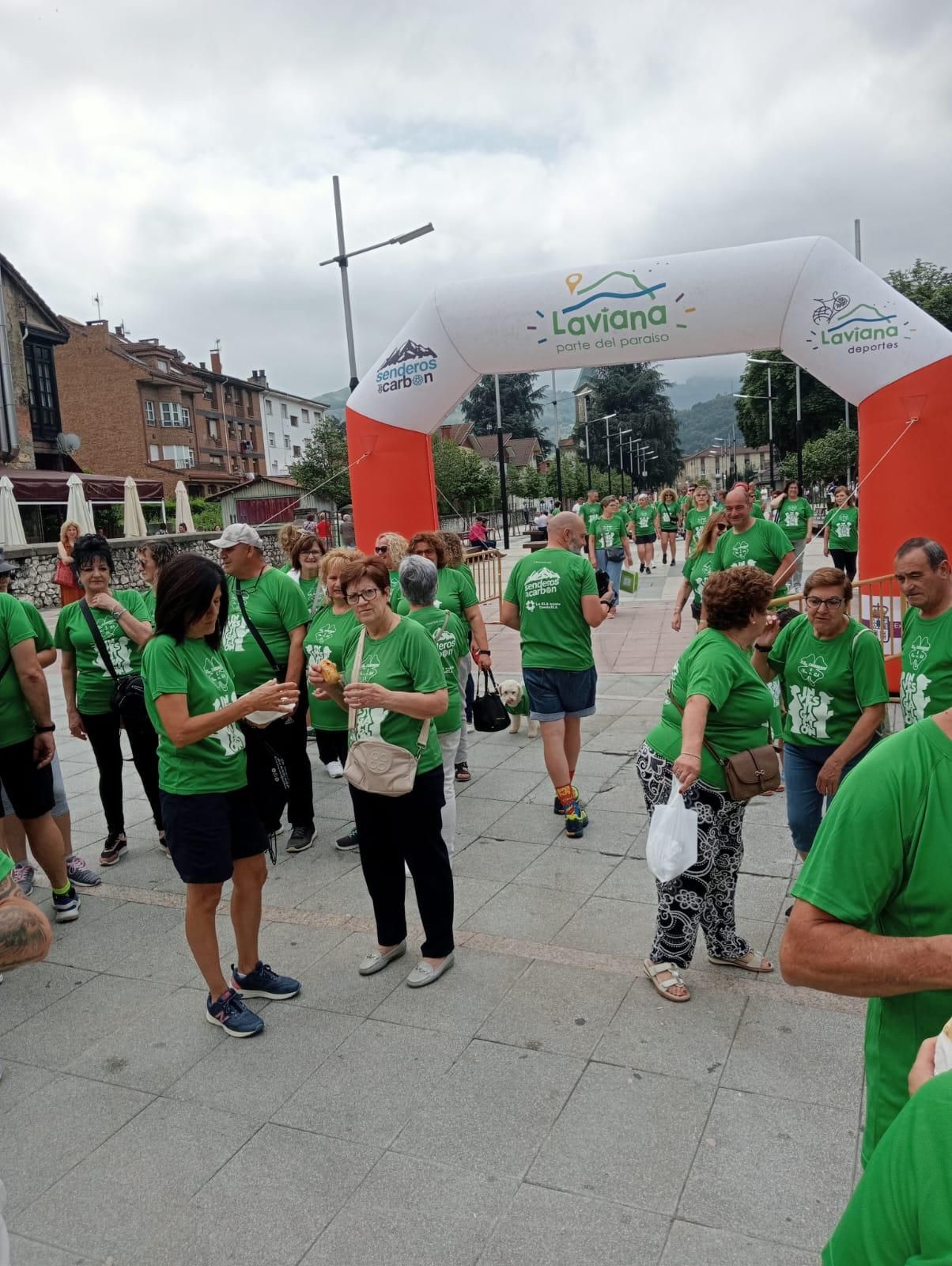 Doscientas personas marchan y escancian en Laviana para combatir la ELA