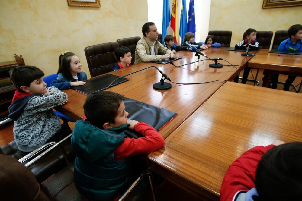 Pleno infantil en el Ayuntamiento de Corvera con niños de la escuela infantil Sagrada Familia
