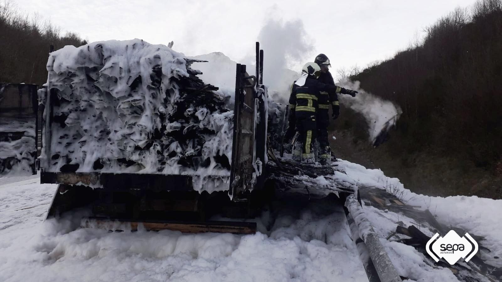 EN IMÁGENES: Así quedó el camión de madera incendiado en la  autopista del Huerna