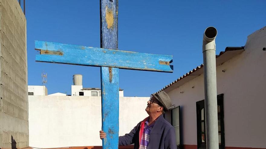 Una cruz fabricada con madera de pateras presidirá