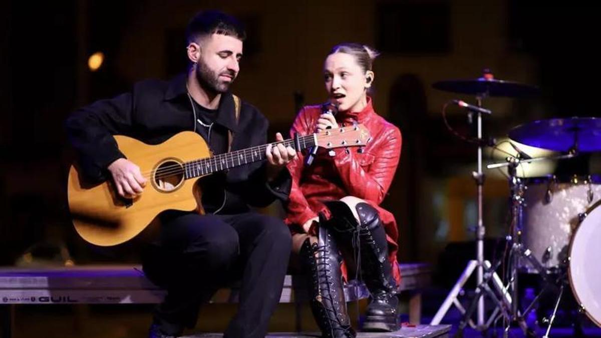 La joven artista Abril durante un concierto.
