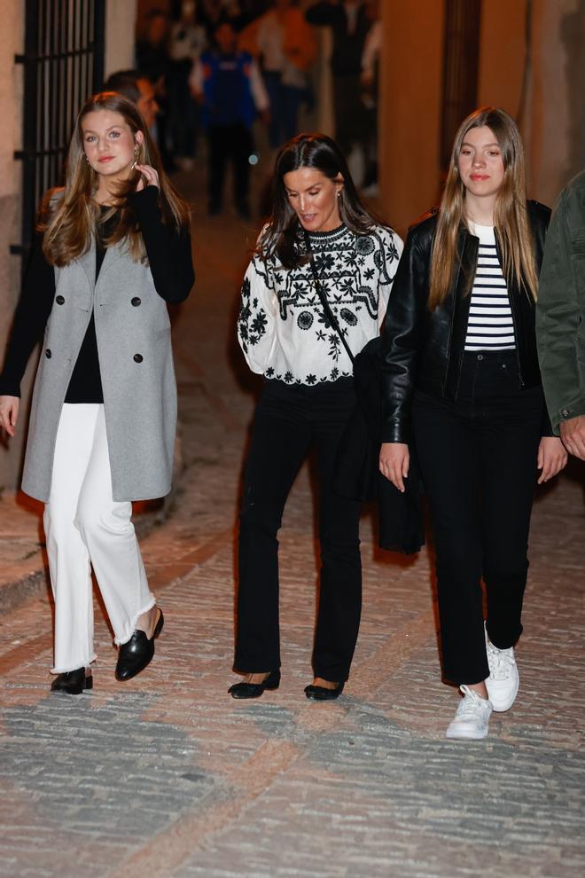 La reina Letizia con sus hijas Leonor y Sofía en Chinchón