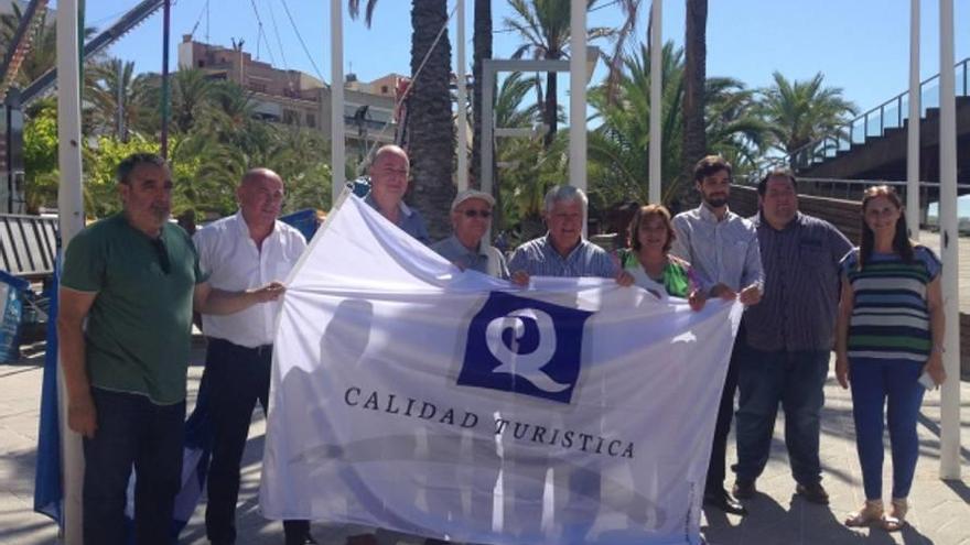 Alcudiamar iza la bandera azul y el certificado de calidad