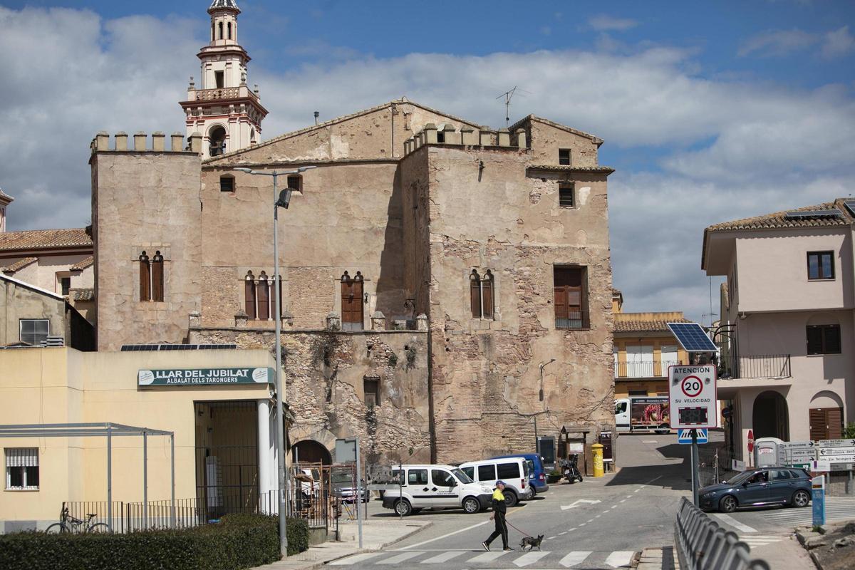 Vista del edificio a la entrada de Albalat.