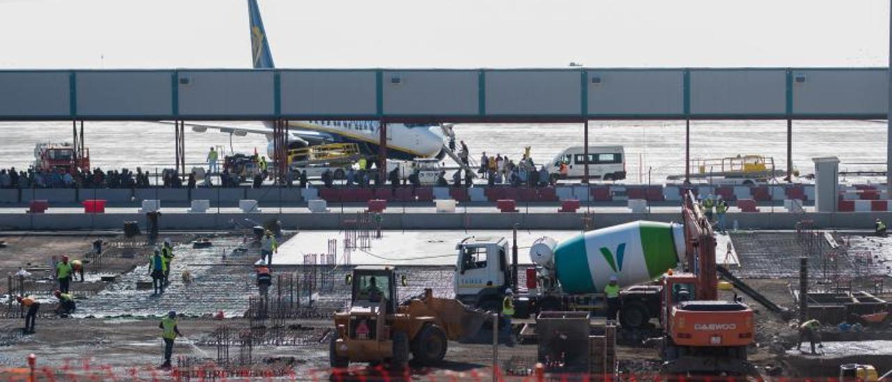 Un momento, a finales de 2019, de las obras de construcción del edificio de enlace entre las dos terminales del Aeropuerto Tenerife Sur. | | CARSTEN W. LAURITSEN