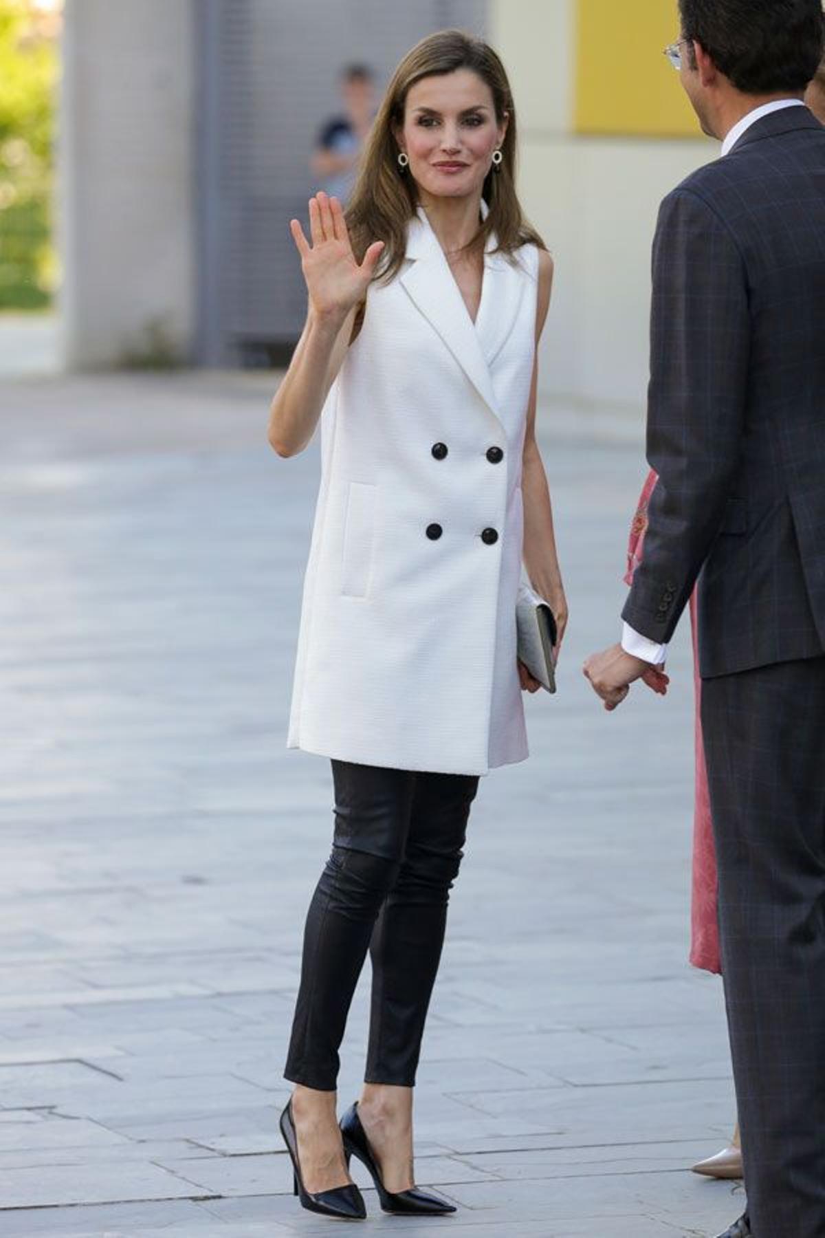 El look de Letizia Ortiz con maxi chaleco blanco y pantalones de cuero