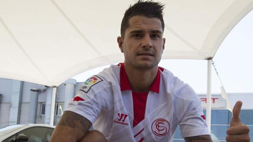 Victor Machín posa con la camiseta del Sevilla FC en su presentación oficial.  | efe