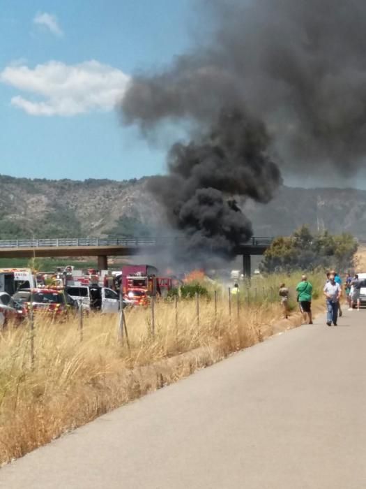 Incendio de dos camiones en la A-7 en Nules