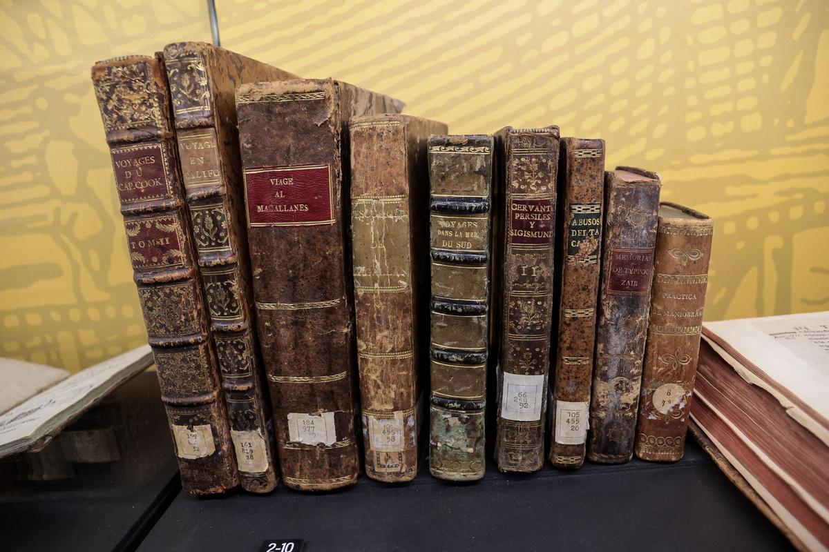 Parte de la biblioteca de Jorge Juan que se exhibe en la muestra