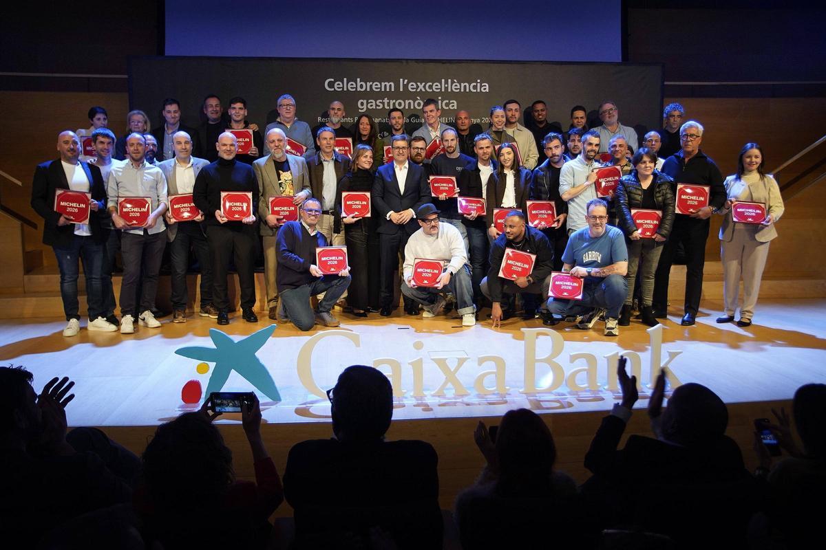 Els representants dels restaurants gironins recomanats per la Guia Michelin, amb Josep Ma Gonzàlez, a l'Auditori.