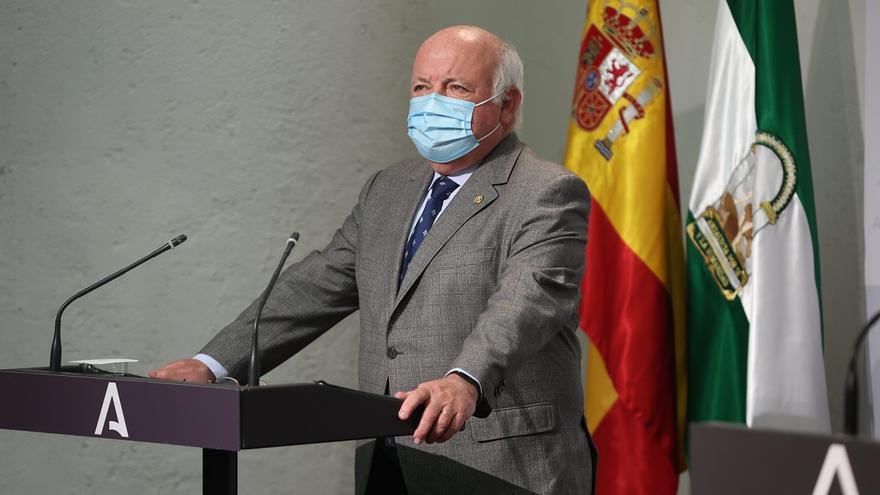 Aguirre esgrime que ha denunciado cuatro &quot;intentos de fraude&quot; en Salud y el PSOE exige &quot;explicaciones por colocar a amigos&quot;