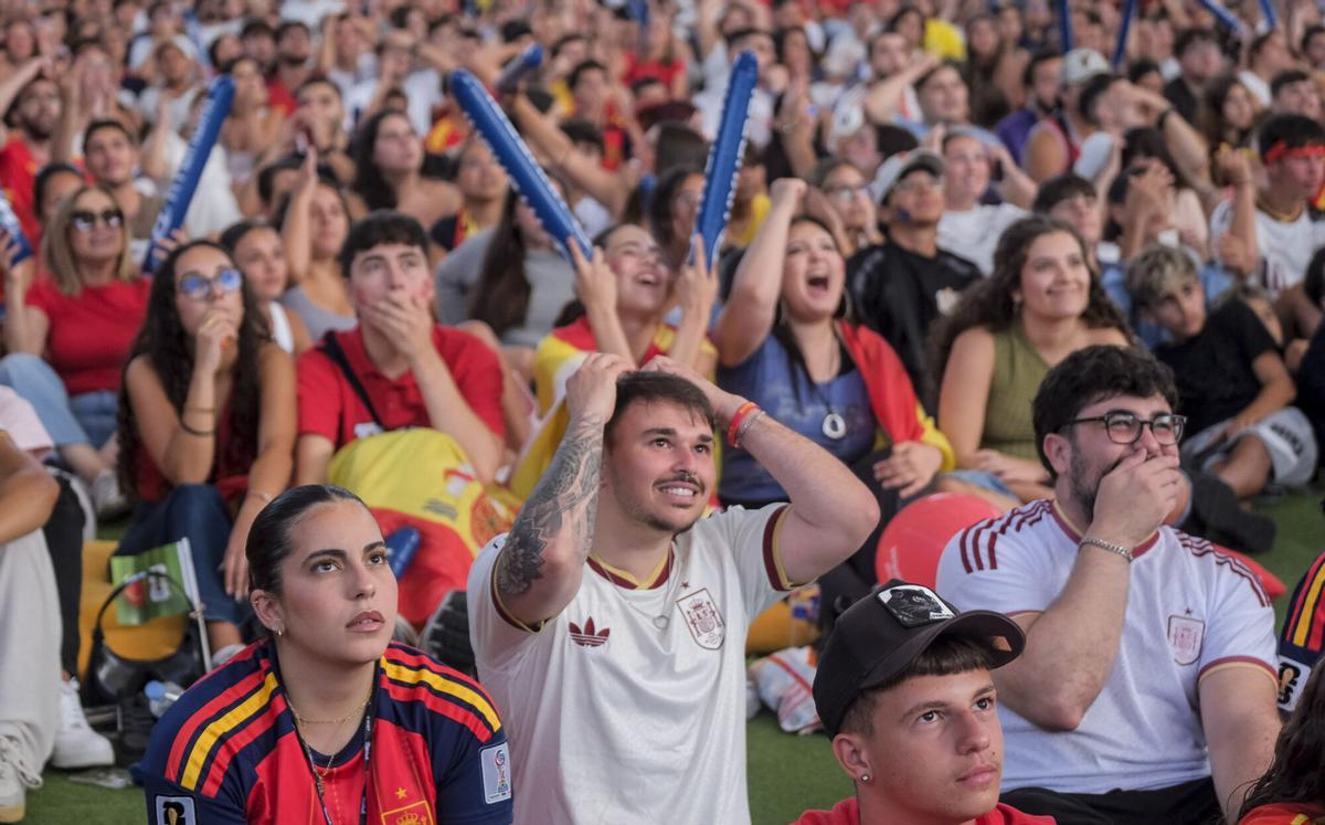 Afición española viviendo el cruce de España-Portugal en el CC Los Alisios
