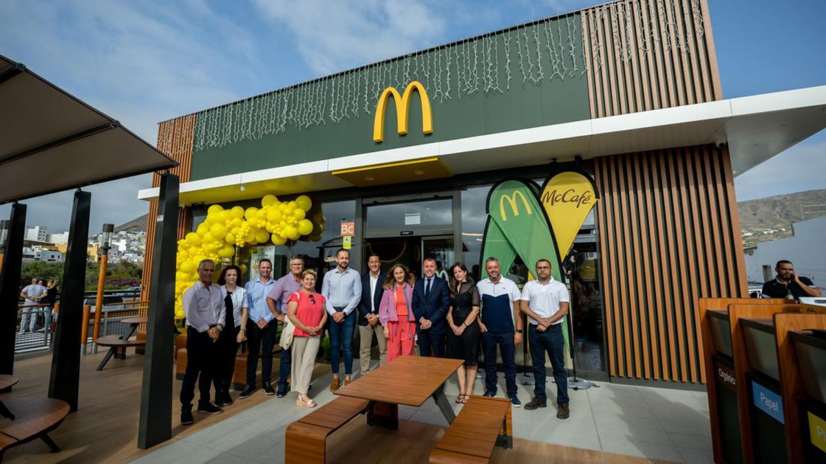 Foto de familia momentos antes de la inauguración del nuevo establecimiento de McDonald’s en la entrada principal del inmueble. | | RAYCO OLIVERIO TACORONTE