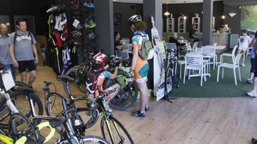 La bicicleta agafa el carril de la gastronomia