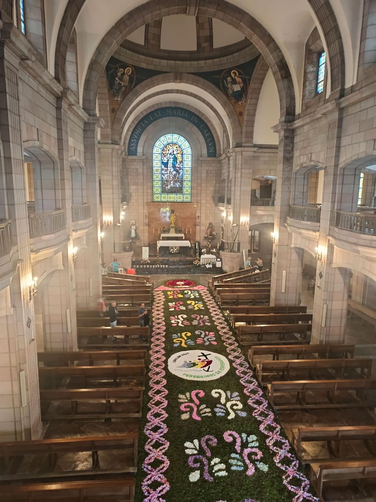 La iglesia canguesa, alfombrada.