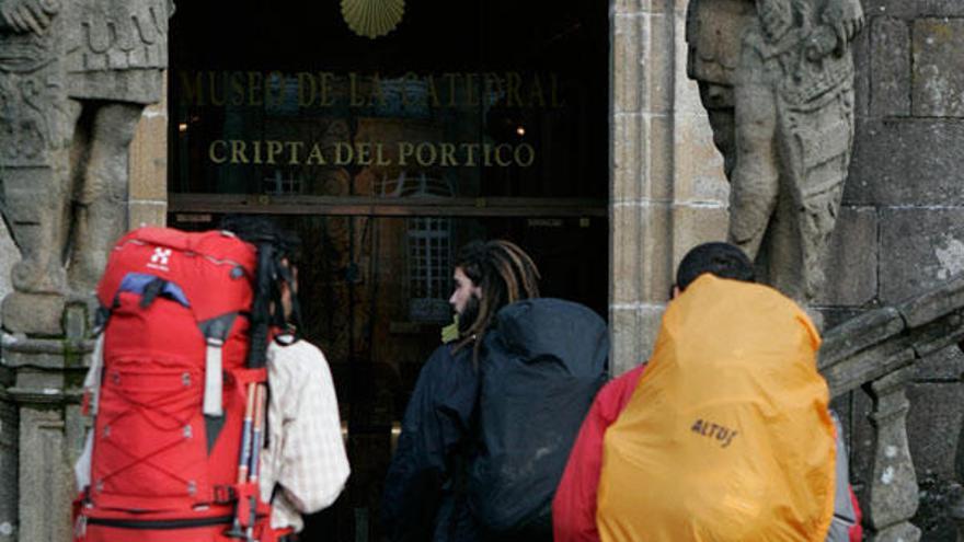 La habitual estampa de los peregrinos coronando su llegada ante el Apóstol con la pesada prueba de su pericia a cuestas, la mochila, pasó ayer a la historia. Al menos en lo que queda de Año Santo. Desde hoy, los caminantes deberán dejar sus bultos de viaje en la consigna habilitada para ello en la restaurada Casa do Deán, al lado de la Oficina del Peregrino. También allí, a la entrada, personal de la empresa Segur 10 ha ubicado un dispositivo de rayos X similar al que se puede encontrar en los aeropuertos para asegurarse de que el equipaje no implica ningún peligro.