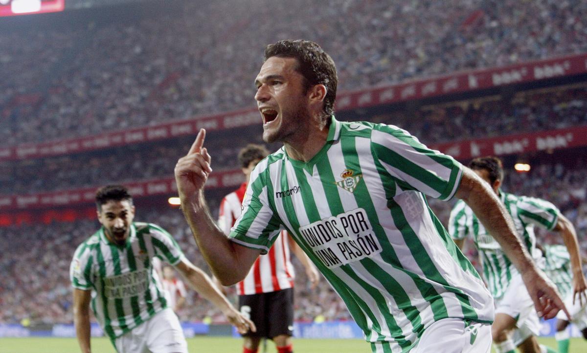 GRA426. BILBAO, 26/09/2013.- El delantero del Real Betis, Raúl Molina, celebra el gol anotado ante el Athletic Club de Bilbao durante el partido de la sexta jornada de Liga de Primera División disputado esta tarde en el estadio de San Mamés. EFE/Luis Tejido. horizontal izquierda