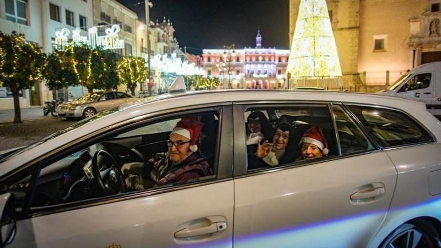 Mayores de Badajoz ven las luces navideñas desde el ‘Taxi Luz’.