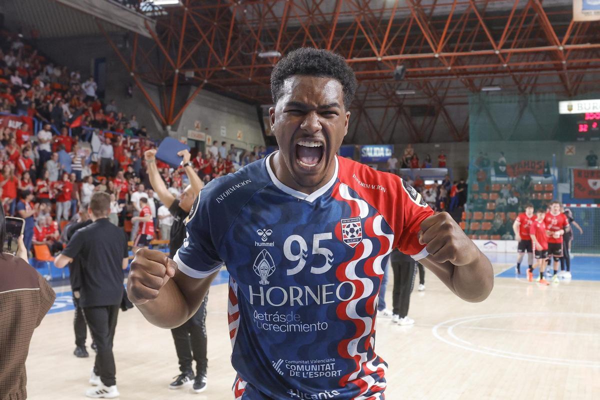 Gabriel Navarro celebra el ascenso