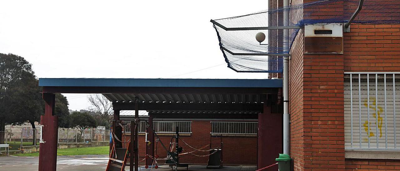 Las redes colocadas en el colegio Martínez Torner para proteger de la caída de cascotes de los aleros .
