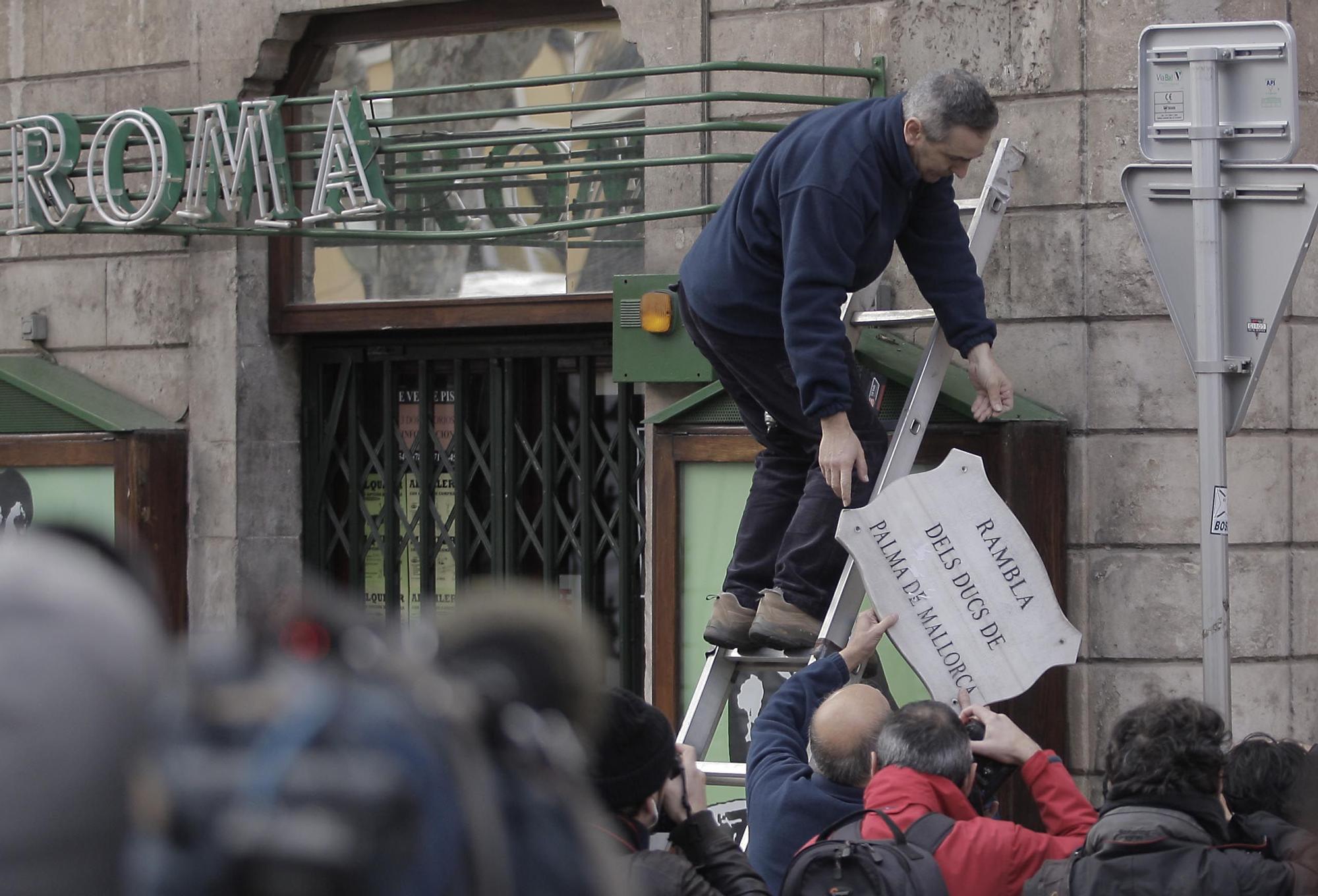 Retiran la placa de la Rambla.