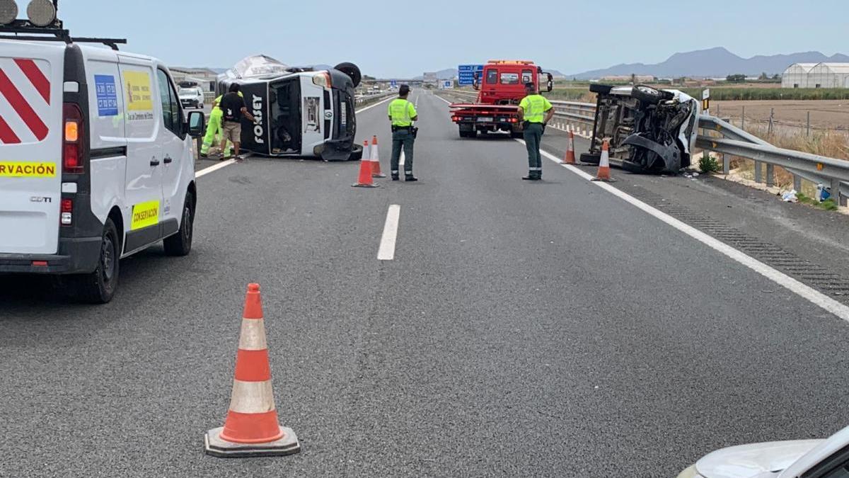 Profesionales trabajan en el accidente.