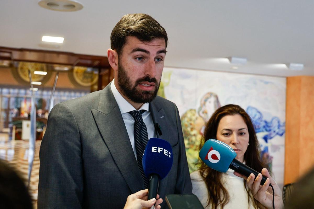 Los diputados del Grupo Mixto en la Asamblea Regional y ex de Vox José Ángel Antelo y Virginia Martínez, atienden a los medios este jueves