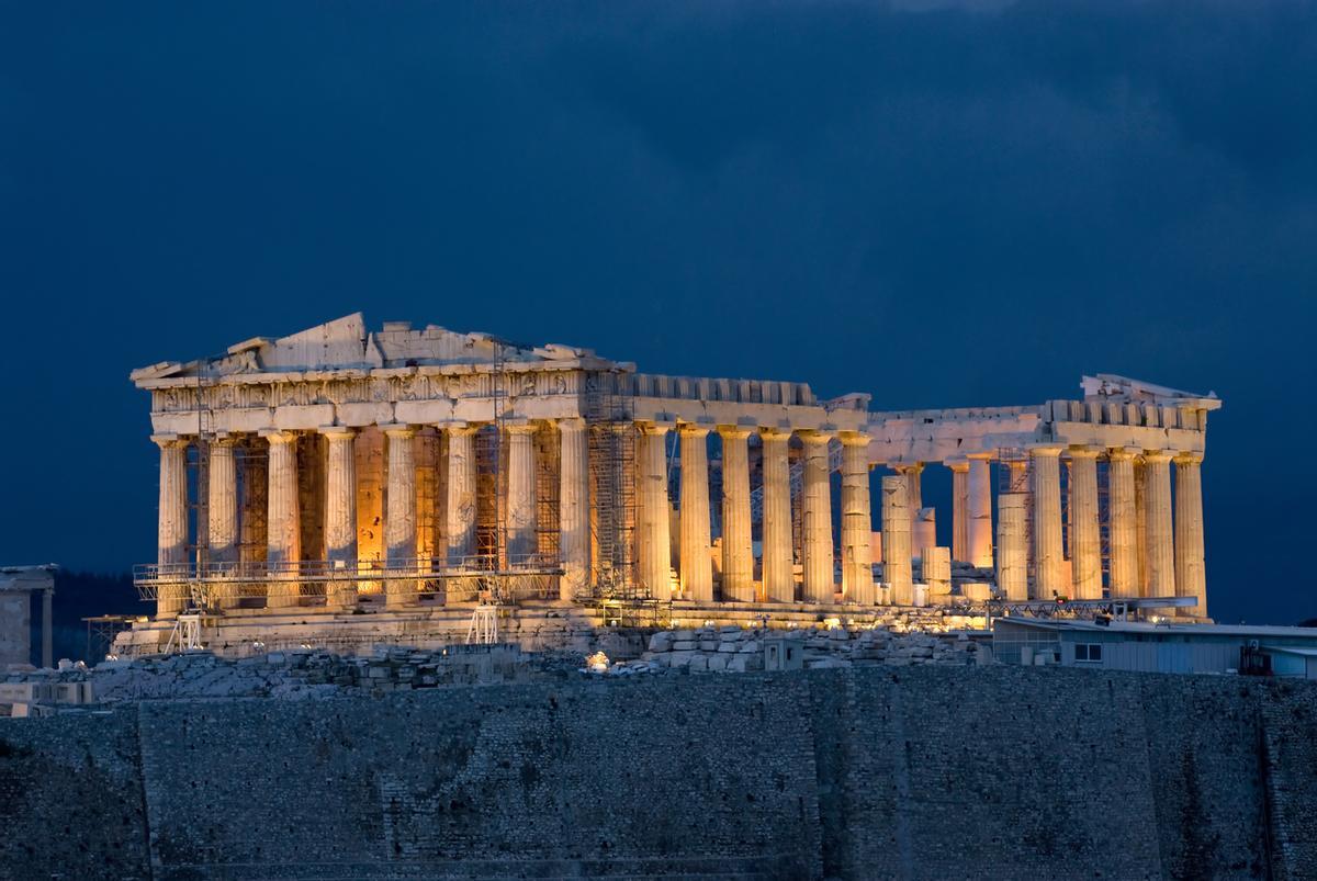 El Partenón de Atenas en la noche.