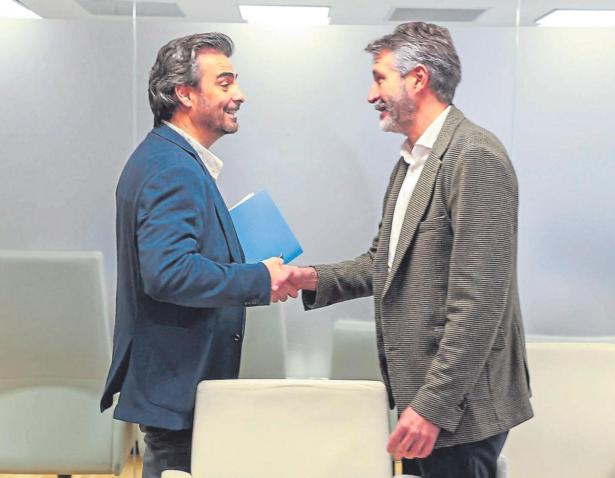 El vicepresidente de la Xunta, Diego Calvo, y el presidente del a Fegamp.
