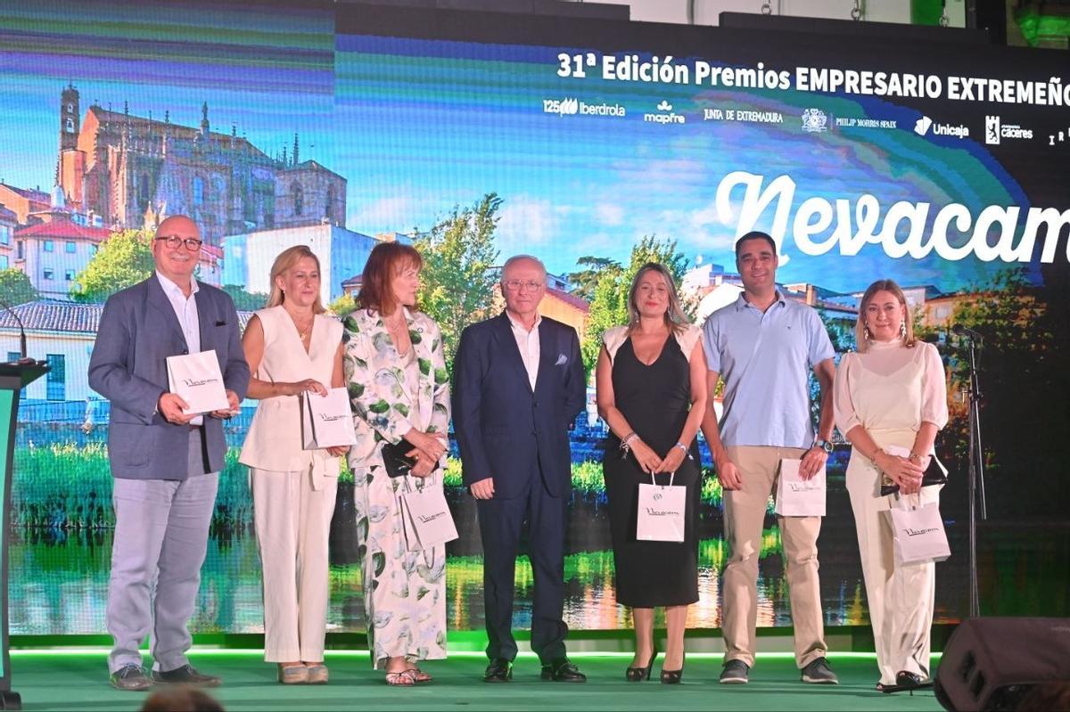 Los afortunados en el sorteo de las pulseras de Nevacam, junto a José Félix Nevado.