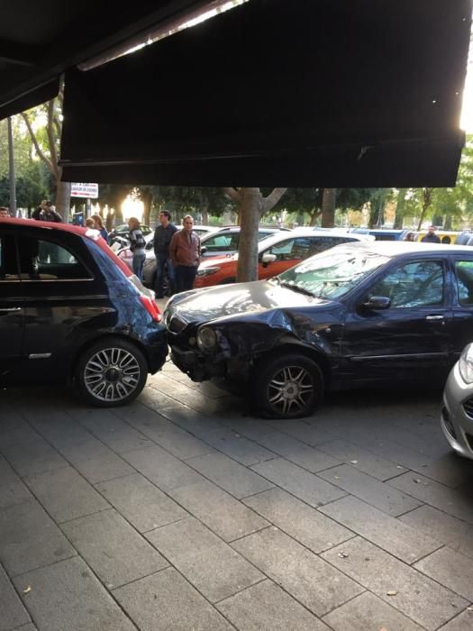 Pánico en el Paseo de Mallorca al subirse un coche a la acera