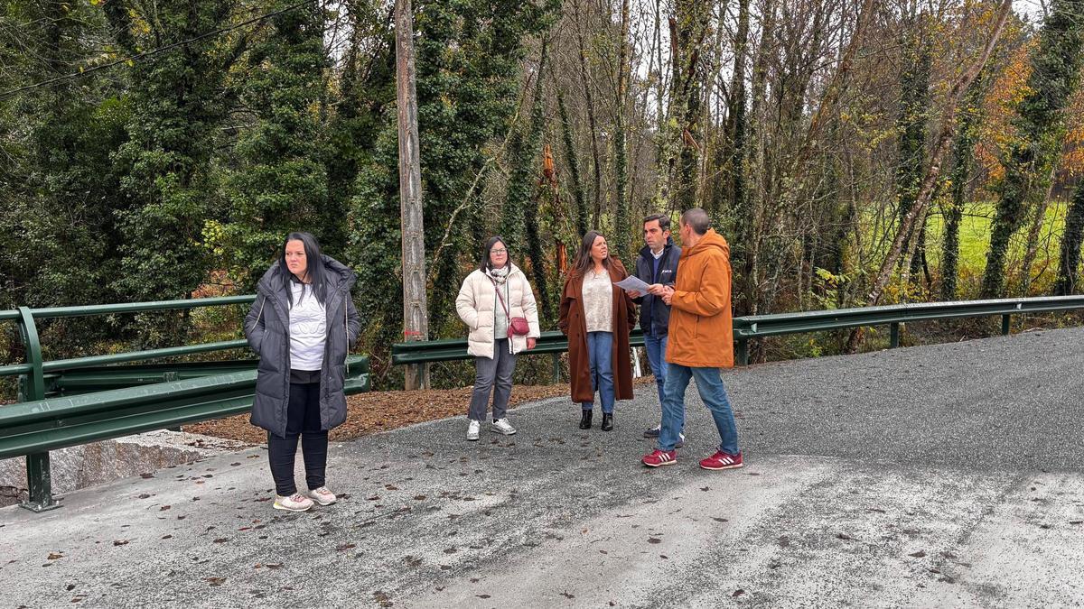 Cristina García e Álex Doval, no centro á dereita, revisaron os resultados da obra.