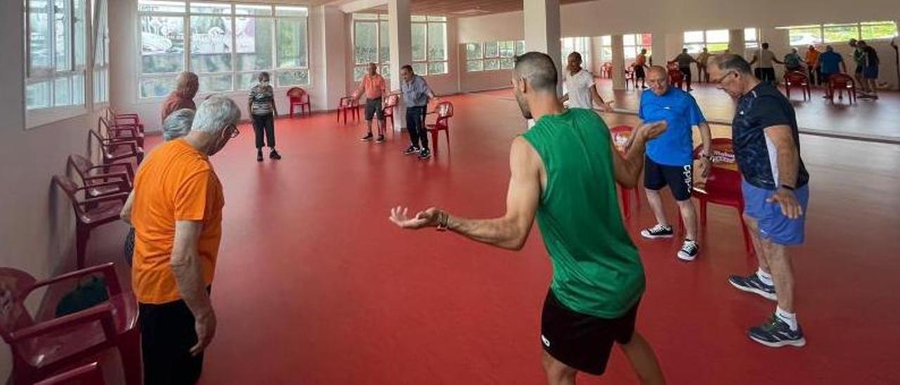 Una clase de gimnasia del Concello de Bueu en las instalaciones de la piscina de As Lagoas.   | // FDV