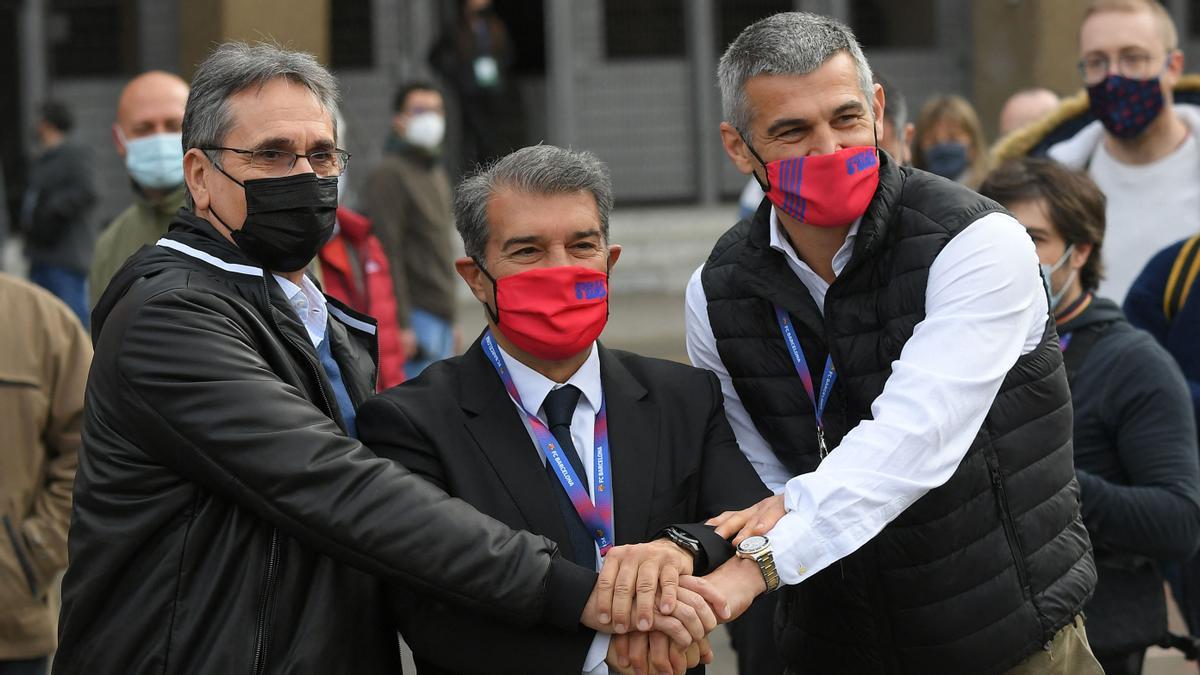 Laporta, con Valero Rivera y Enric Masipen la explanada del Camp Nou.