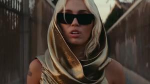 Miley Cyrus protagoniza el videoclip de su nuevo sencillo ’Flowers’.