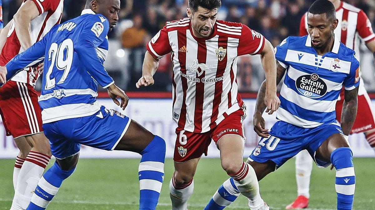 Una acción del Almería-Deportivo de esta temporada en el estadio de los Juegos Mediterráneos.