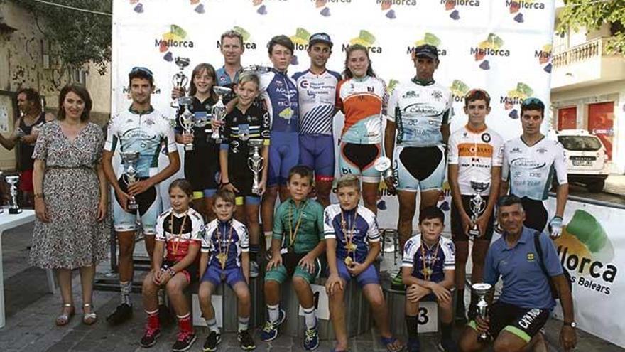 Ganadores del Circuit de Sant Salvador posan con sus trofeos.