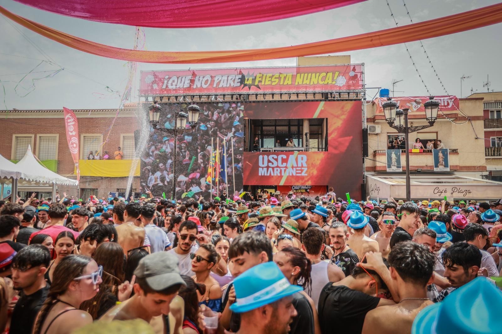 El primer Chupinazo, el de Catral, arranca el ciclo de fiestas veraniegas de los pueblos de la Vega Baja