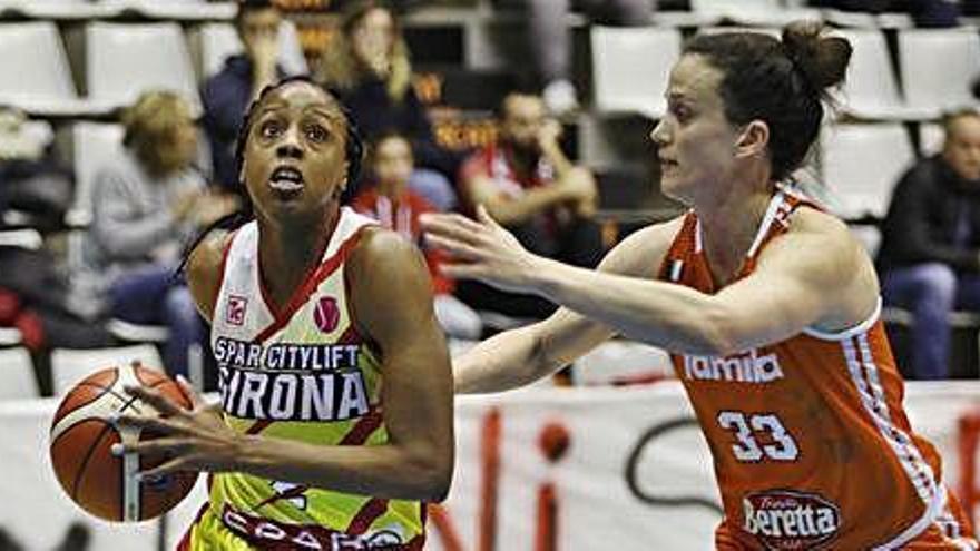 Adaora Elonu, en el darrer partit d&#039;Eurolliga contra l&#039;Schio a Fontajau.